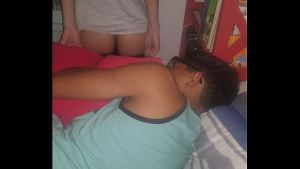 El negro feo le toca culo a blanquito