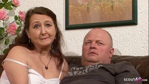 Hässliche alte deutsche Ehefrau hat ihren ersten Dreier mit Fremden und Ehemann