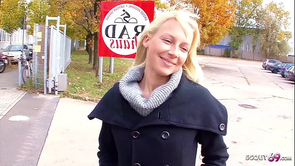 Junge deutsche Studentin auf der Strasse für Porno Casting abgeschleppt