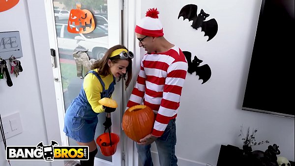 BANGBROS – Teen Evelin Stone Gets Bruno Dickemz’s Dick In A Pumpkin