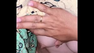 Mamah muda sedang hamil di entot teman kerja di kost