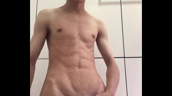 Novinho de pau duro se exibindo no banheiro gostoso