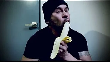 Chacal acepta hacer porno gay a cambio de algo de dinero