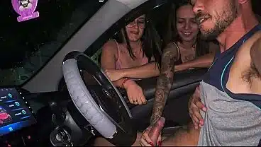 Duas gostosas flagrou ele se masturbando dentro do carro e ajudou ele a gozar