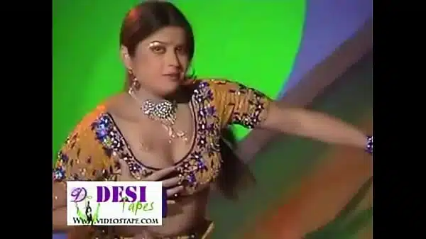 girl in a saree dances on stage