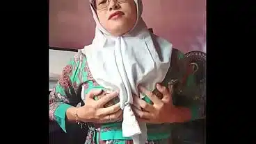 Hijab Shemale Masturbation In The Morning