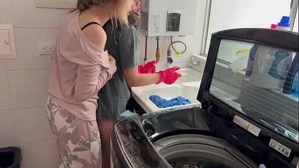 Dos lesbianas teniendo sexo en silencio en la cocina.