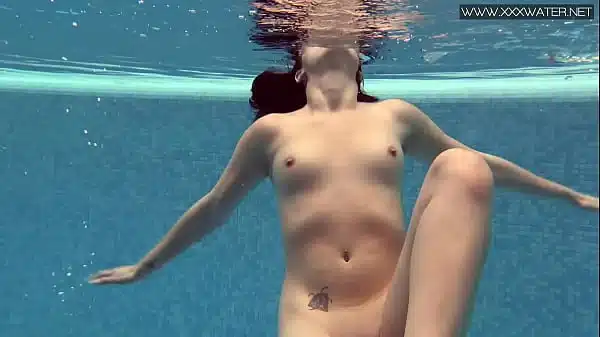 Hot underwater babe Lady Dee swims naked