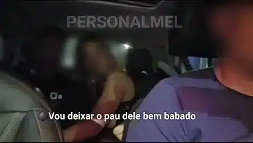 ALEM DE FICAR DE MOTORISTA ENQUANTO A MELHOTWIFE CHUPAVA O AMIGO, O MARIDO TEVE Q EMPRESTAR A CAMISINHA PRO MACHO PODER ME COMER GOSTOSO NO CARRO