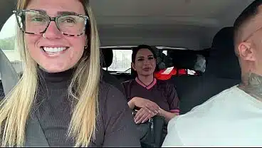 Chamei a tia da creche pra foder com nós gostoso até gozar em todo nosso carro ! E mela a buceta dela tida de gozo