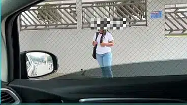 POV ALUNA PEGA CARONA COM CASADO E PAGA BOQUETE NO CARRO E LEVA GOZADA NA BUNDA